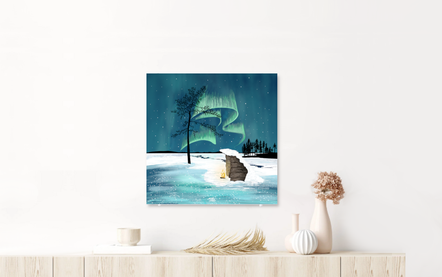Nordic wall art — aurora and Lapland winter scene on acrylic glass, displayed in a Scandinavian interior. From the Lapland 8 Seasons collection by Els Bancken, Aurealis Creatief.