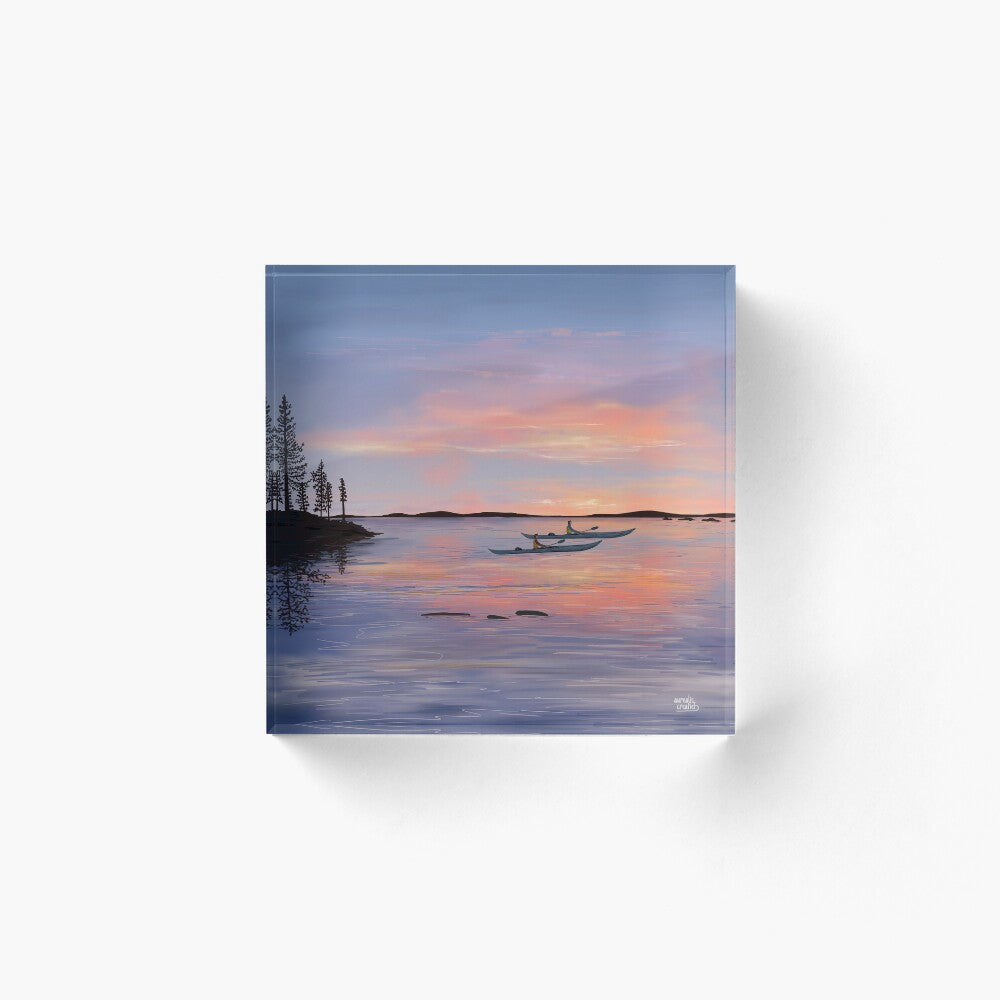 Zeekajakken onder de zonsondergang Gouden zon