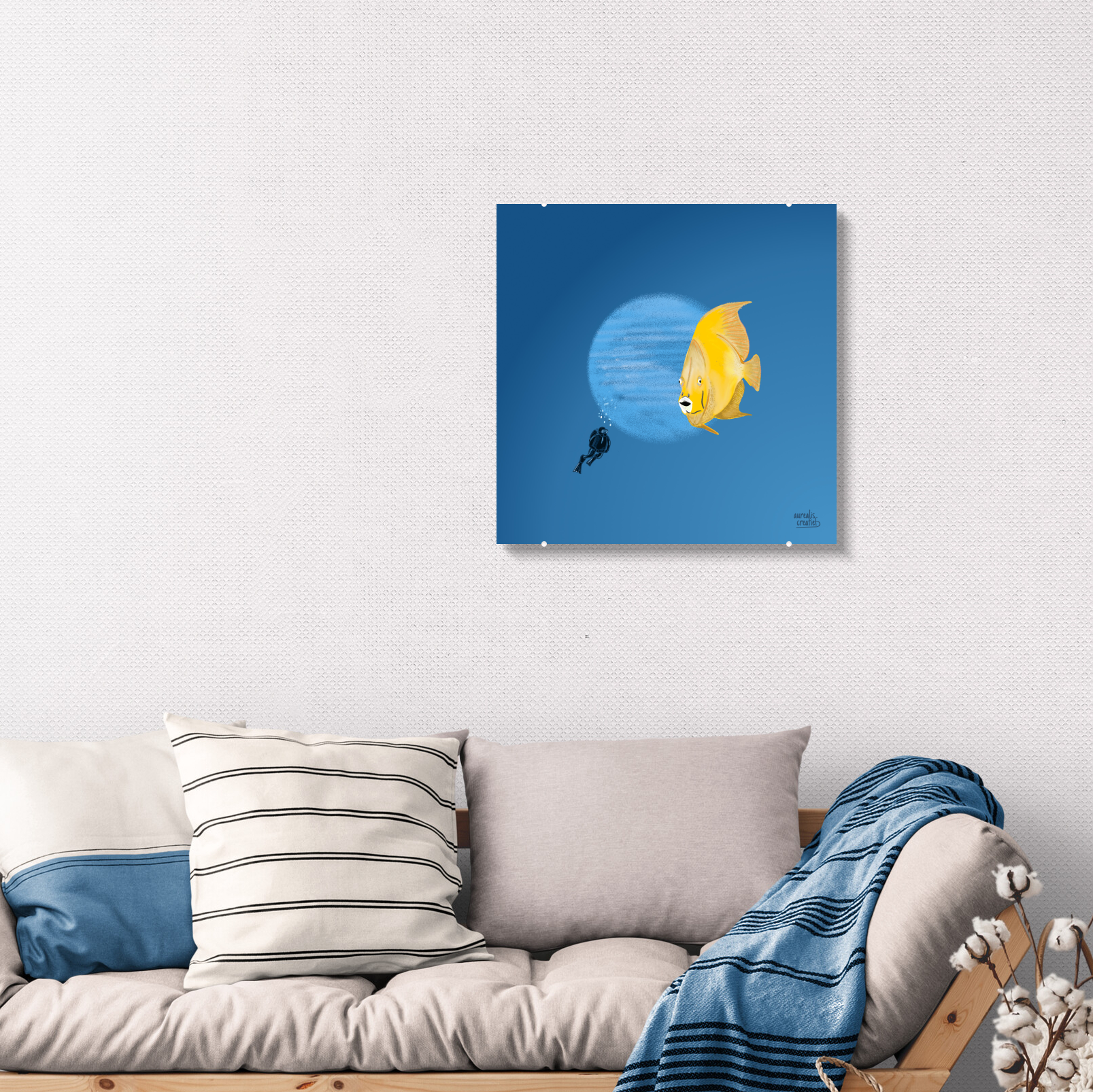 Gouden vis in de diepblauwe oceaan